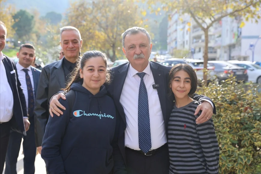Yunusemre Belediye Başkanı Semih Balaban Lalapaşa’da yeni sosyal alan projesini açıklayarak mahalleliye önemli bir müjde verdi
