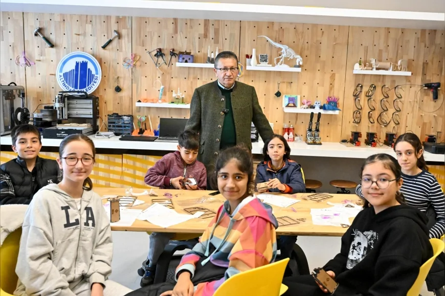 Altındağ Belediye Başkanı Veysel Tiryaki Alev Alatlı Bilim Merkezi’nde atölyeleri inceleyerek “Gençlerimizin merakı ve ilgisi geleceğe umut veriyor” dedi