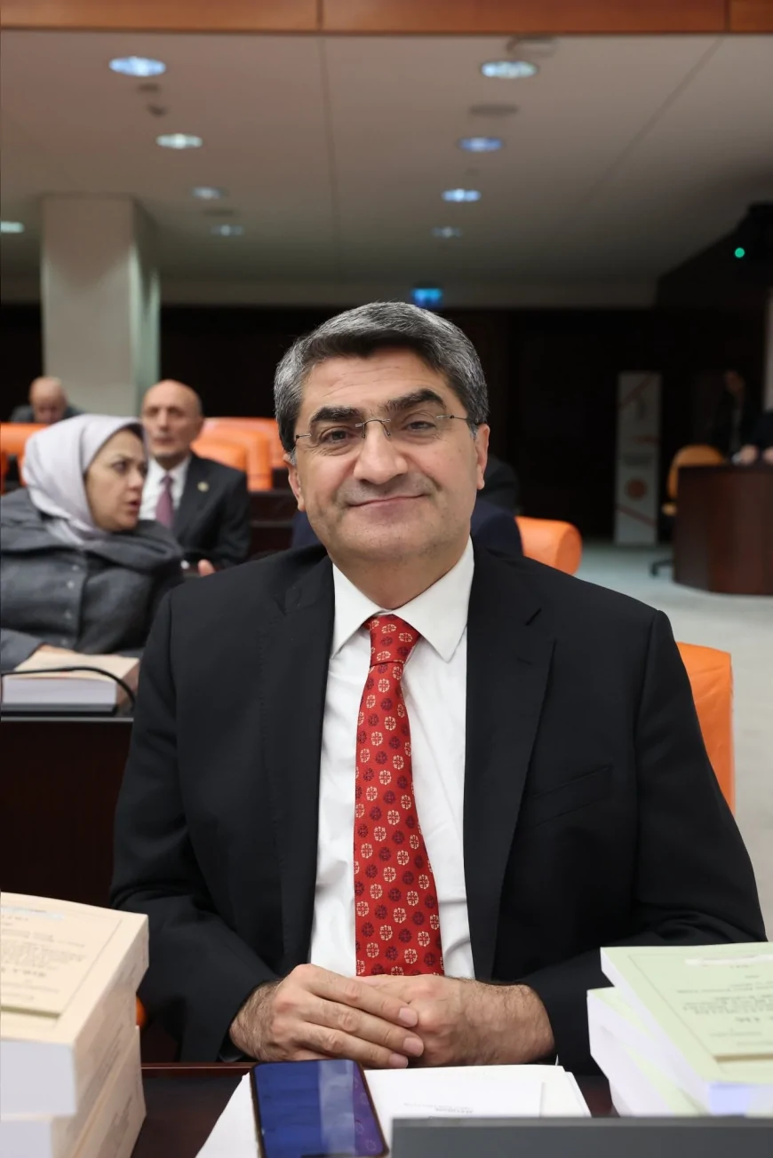 YENİ YOL Grup Başkanvekili Mehmet Emin Ekmen: “İstanbul Başsavcılığı tek merkezli siyasi operasyon üssüne döndü, Netanyahu hakkındaki 2 bin suç duyurusu 25 ay niçin bekletildi”