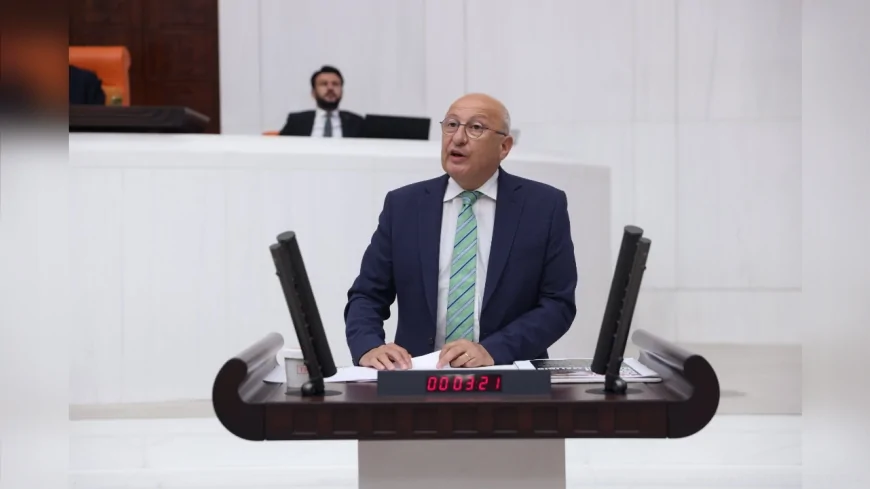 CHP’li Utku Çakırözer: “Türk pasaportu ikinci sınıf muamele görürken siz AB fonlarını yandaş vakıflara yağdırıyorsunuz”