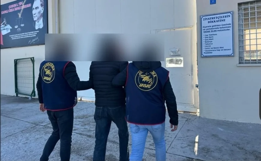 Çorum’da JASAT Ekiplerinin Operasyonunda 7 Ayrı Suçtan Kesinleşmiş Cezası Bulunan Hükümlü Saklandığı Adreste Yakalandı