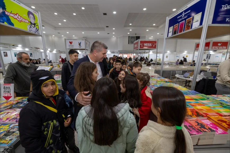 Burdur Belediye Başkanı Ali Orkun Ercengiz 13’üncü Kitap Fuarı’nda Stantları Gezerek Vatandaşlarla Buluştu