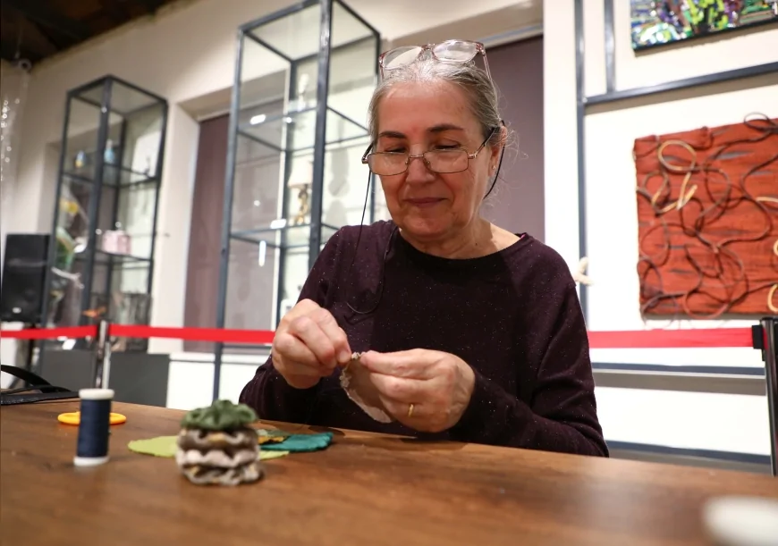 Atık Kumaşlar Kadınların Emeğiyle Yılbaşı Neşesine Dönüştü Antalya’da Renkli Atölye