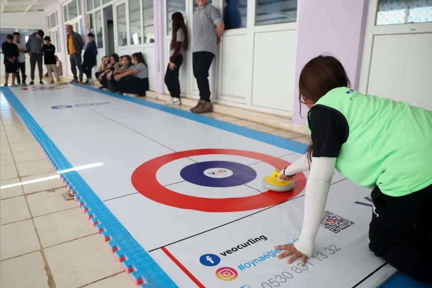 Antalya Büyükşehir Belediyesi, Milli Eğitim ve sivil toplum iş birliğiyle kız çocuklarını Floor Curling sporu ile buluşturdu