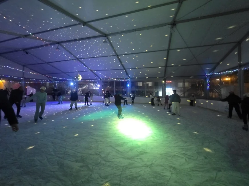 Marmaris Yeni Yıl Festivali’nde Kurulan Buz Pisti Çocuklar ve Ailelerin Buluşma Noktası Oldu