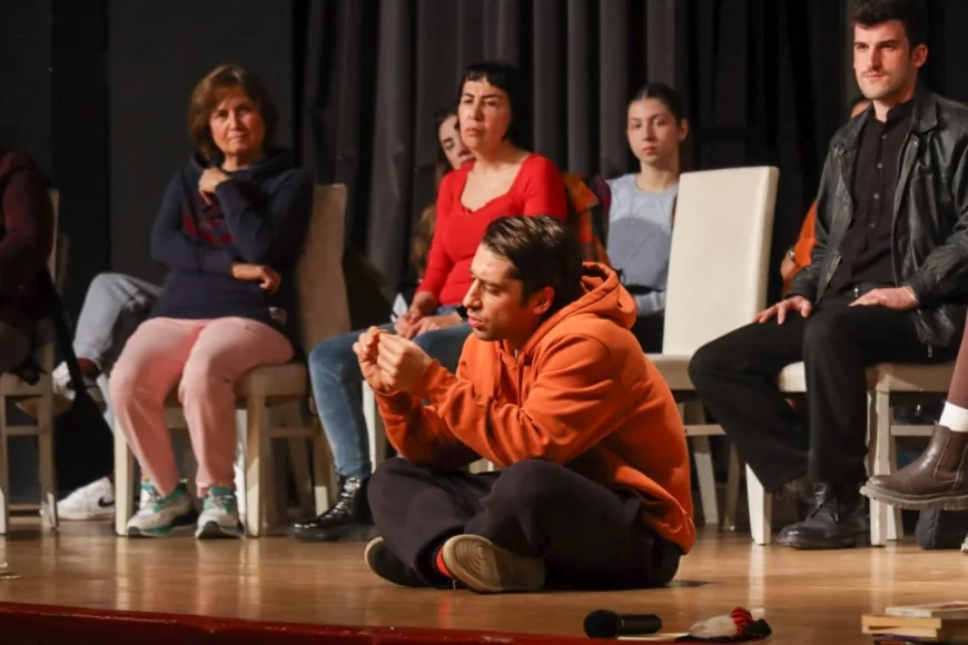 Bora Akkaş’ın Tek Kişilik Oyunu “Harika Şeyler Listesi” Yalova’da Sanatseverlerle Buluştu