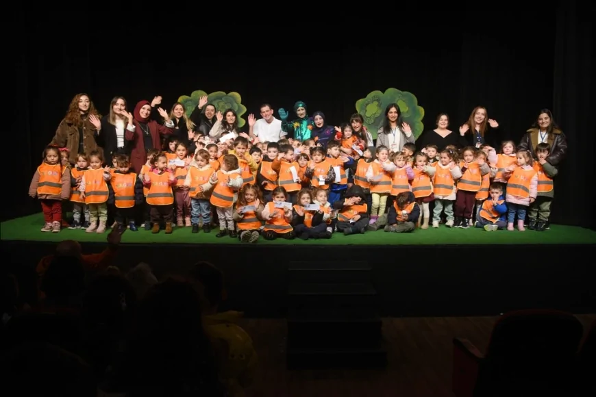Giresun Belediyesi Şehir Tiyatrosu’nun “Mikropla Savaş” Oyunu Çocuklarla Buluştu Gala Yoğun İlgi Gördü