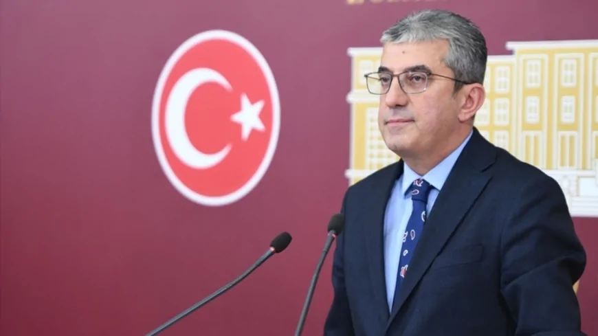 CHP’li Gökhan Günaydın: “AKP kendi enkazını alkışlıyor, bütçe faize gidiyor, halkın derdi konuşulmuyor”