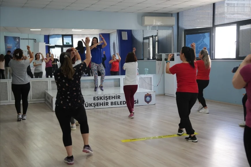 Eskişehir Büyükşehir Belediyesi Kadınlara Ücretsiz Spor Eğitimleri Sunuyor: “Daha Zinde ve Daha Dinamik Hissediyoruz”