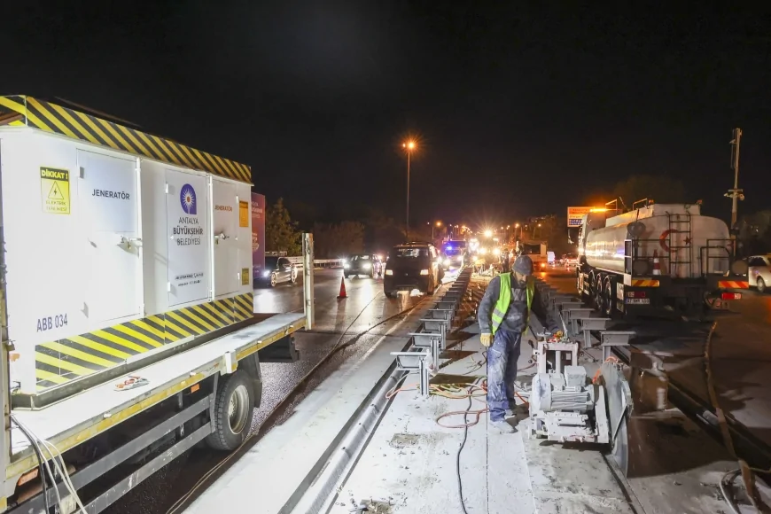 Antalya Büyükşehir Belediyesi İller Bankası Kavşağı’nda Gece Mesaisiyle Şerit Sayısını Artırıyor