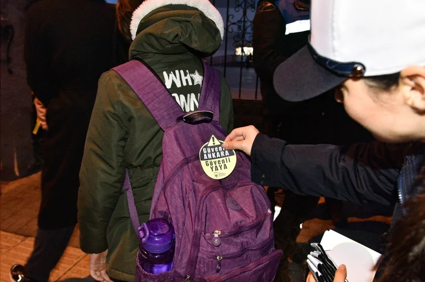 Ankara Büyükşehir Belediyesi’nden Öğrencilere Trafikte Görünürlük Desteği: Reflektörlü Kol Bandı ve Çıkartma Dağıtımı Dördüncü Yılında
