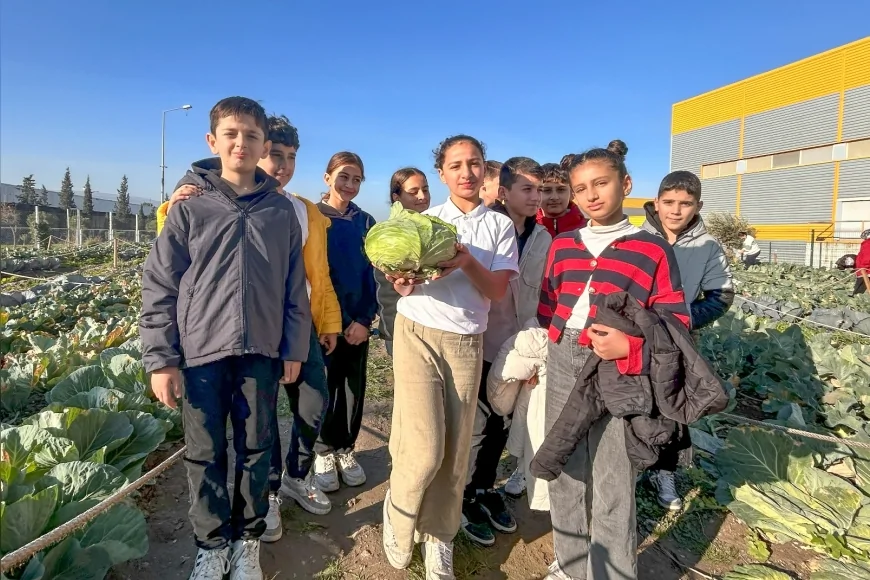 Bornova Belediyesi’nden öğrencilere kent bostanında uygulamalı ekoloji eğitimi