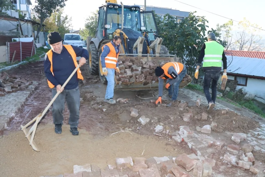 Yalova Belediyesi Fen İşleri Müdürlüğü Mustafakemalpaşa Mahallesi’nde Parke Yol Bakım ve Onarım Çalışmalarını Sürdürüyor