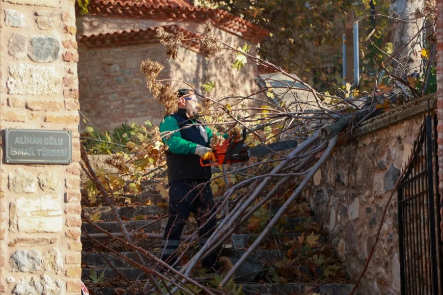 Efeler’de Tarihi Mekânlara Bakım Hamlesi Alihan Oğlu İsmail Türbesi Yenilendi