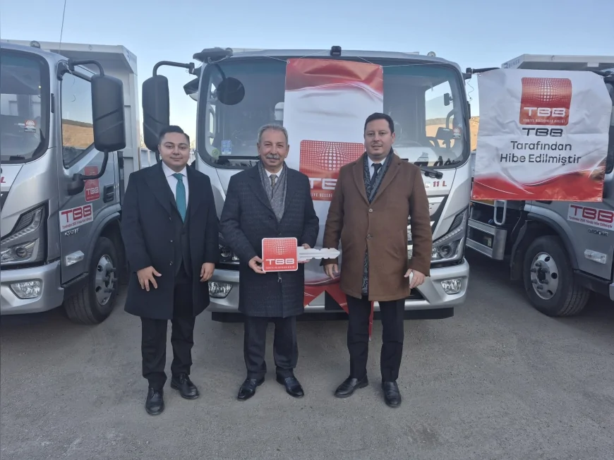 Salihli Belediyesi Araç Filosunu Güçlendirdi: Türkiye Belediyeler Birliği’nden Yeni Çöp Toplama Kamyonu Teslim Edildi