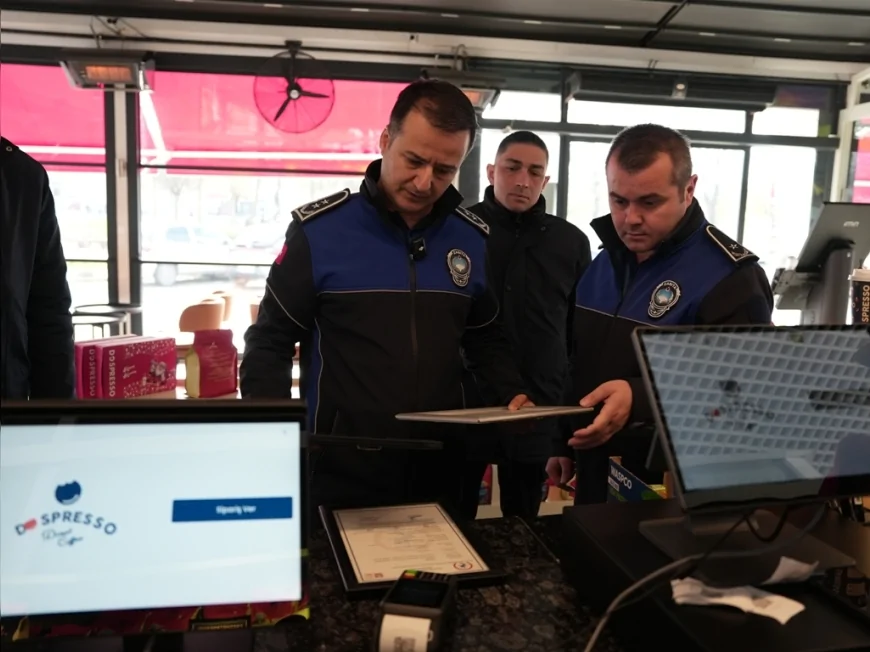 Düzce Belediyesi Zabıta Müdürlüğü Yeni Yıl Öncesi Kafelerde Belgeleri ve Kuralları Denetledi