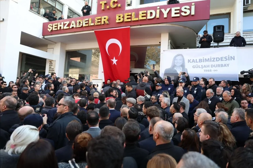 Manisa Şehzadeler Belediye Başkanı Gülşah Durbay Son Yolculuğuna Uğurlandı Belediye Önünde Resmî Tören Düzenlendi