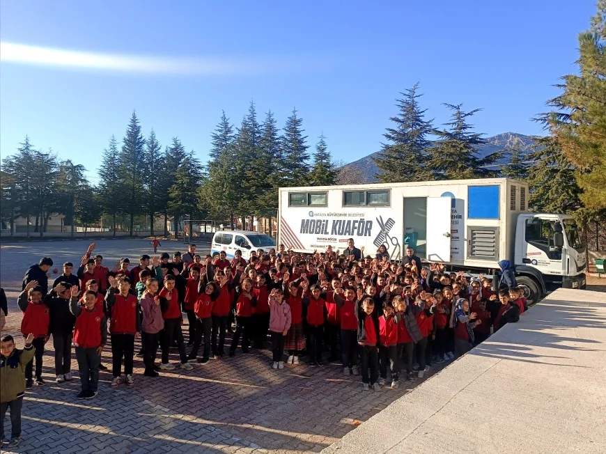 Antalya Büyükşehir Belediyesi Mobil Kuaför Tırı Elmalı ve Kaş’ta Öğrenciler İçin Hizmet Verdi