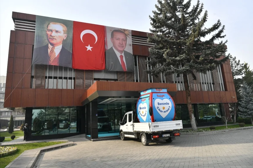 Kayseri Büyükşehir Belediyesi Erciyes A.Ş.’den Kent Merkezinde Dikkat Çeken Uygulama: “Benimle Çıkar Mısın?”