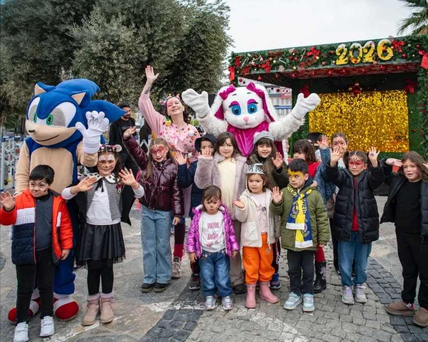 Kuşadası Belediyesi Yeni Yıl Etkinlikleri İsmail Cem Meydanı’nda Başladı Yoğun İlgi Gördü