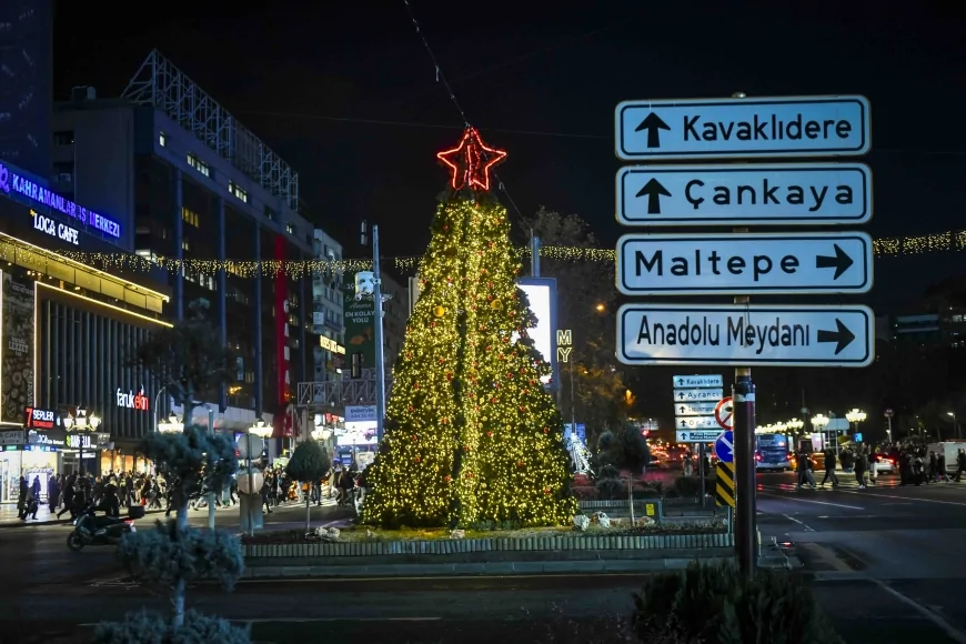 ANKARA BÜYÜKŞEHİR BELEDİYESİ KIZILAY MEYDANI’NI 2026 TEMASIYLA IŞIL IŞIL DONATTI