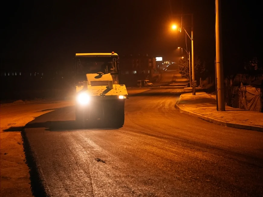 Yalova Belediyesi Fen İşleri Müdürlüğü Ekipleri Mustafakemalpaşa Mahallesi’nde Gece Mesaisini Sürdürüyor