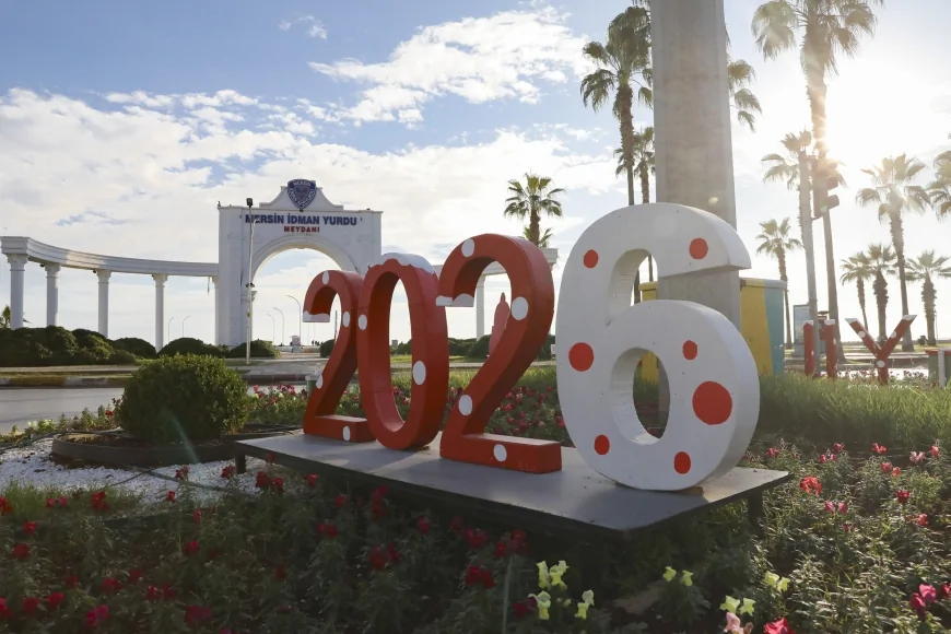 Mersin Büyükşehir Belediyesi Yeni Yıl Süslemeleriyle Kent Genelinde Renkli Görüntüler Oluşturdu