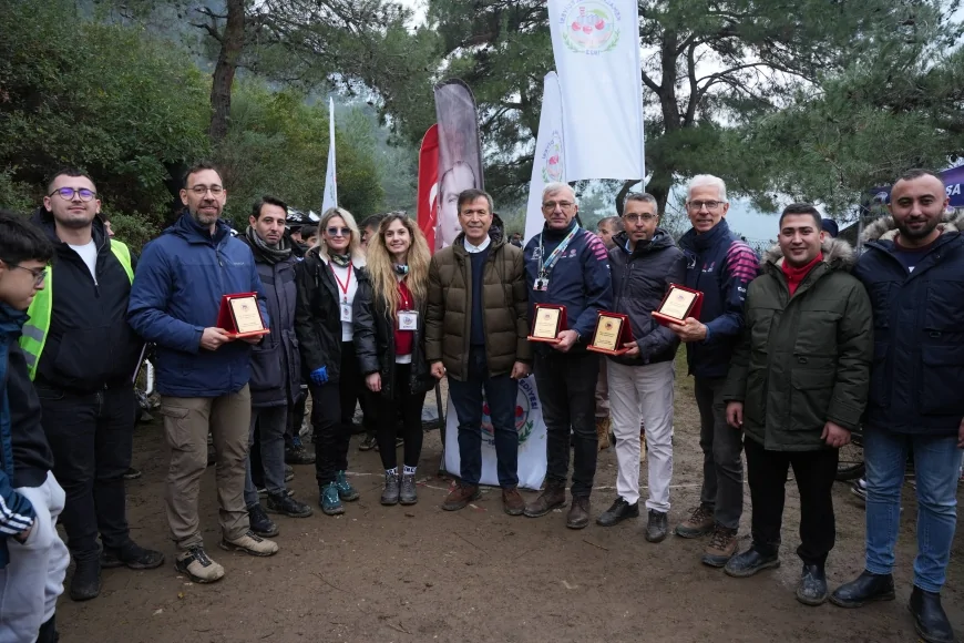 Kemalpaşa’da Atatürk Gençleri Enduro Dağ Bisikleti İniş Yarışması nefes kesti, sporcular zorlu parkurda yarıştı