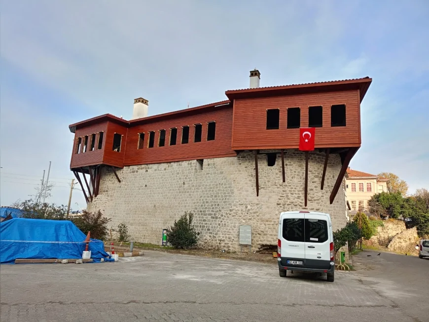 Haznedaroğlu Konağı Restorasyonda Şekilleniyor: Ortaya Çıkan Tarihi Siluet Beğeni Topluyor