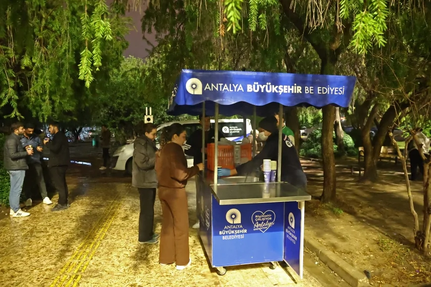 Antalya Büyükşehir Belediyesi’nden Akdeniz Üniversitesi öğrencilerine final haftasında sabah ve akşam sıcak çorba ikramı