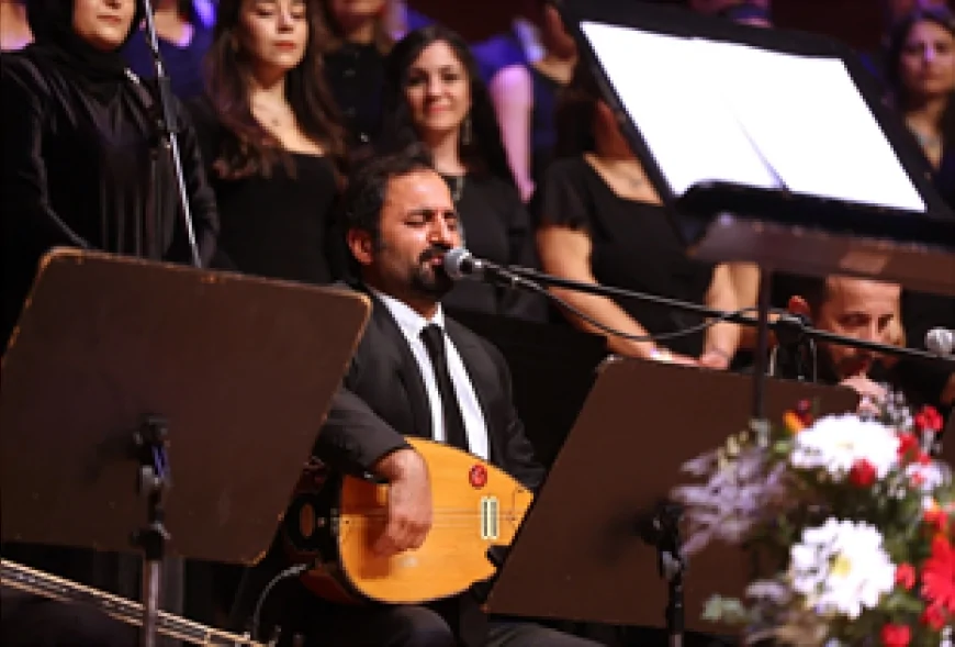 Türk Halk Müziği Efsanesi Bedia Akartürk İzmir Büyükşehir Korosunda Sürpriz Yaparak “Türkülere Sahip Çıkın” Dedi