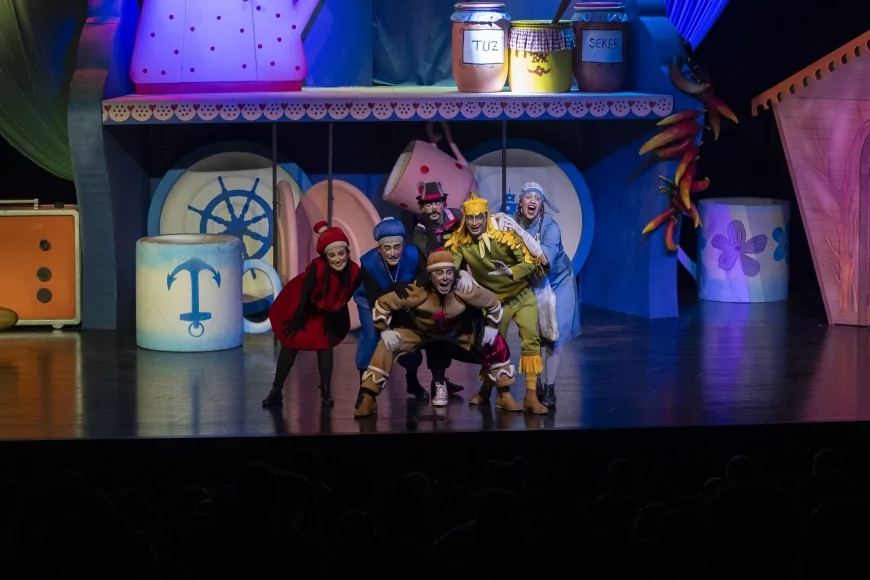 Mersin Büyükşehir Belediyesi Şehir Tiyatrosu’ndan çocuklara özel prömiyer: “Bisküvi Adam” sahneyle buluştu