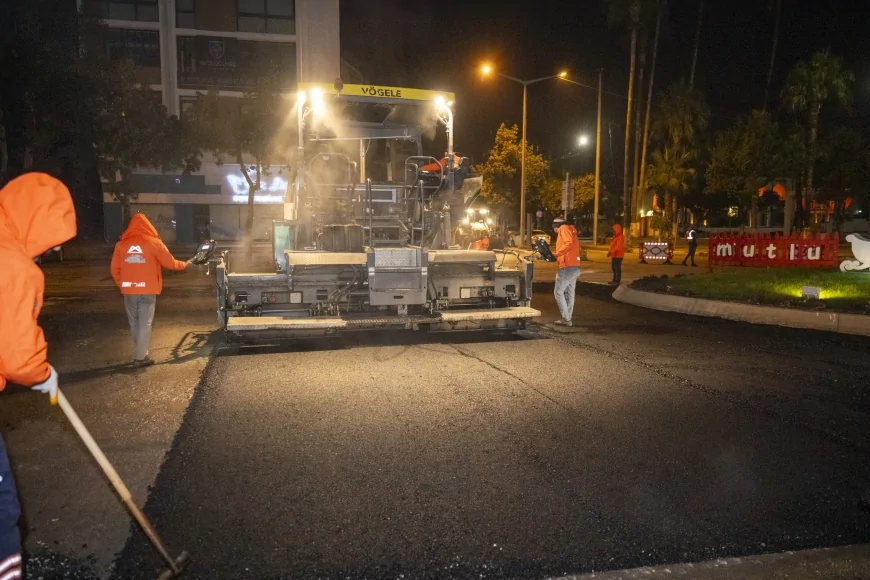 Mersin Büyükşehir Belediyesi Trafiğin Aksamaması İçin Asfalt Yenileme Çalışmalarını Gece Sürdürüyor