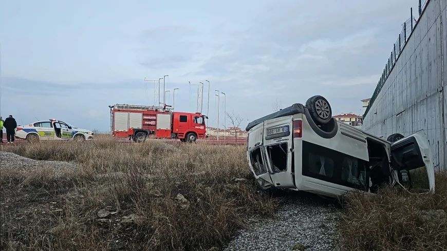Çorum’da Kontrolden Çıkan Minibüs 8 Metre Yükseklikten Atletizm Sahasına Düştü
