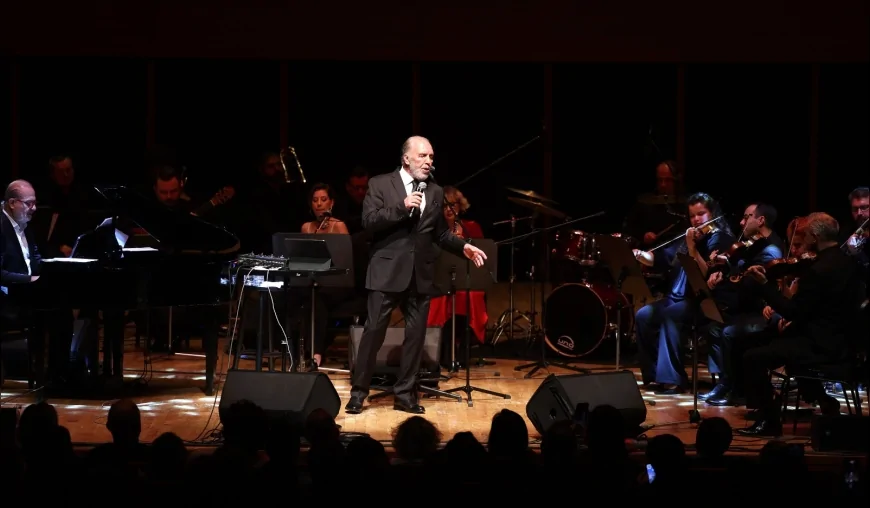 Fatih Erkoç Ahmed Adnan Saygun Sanat Merkezi’nde söyledi İzmir ayakta eşlik etti