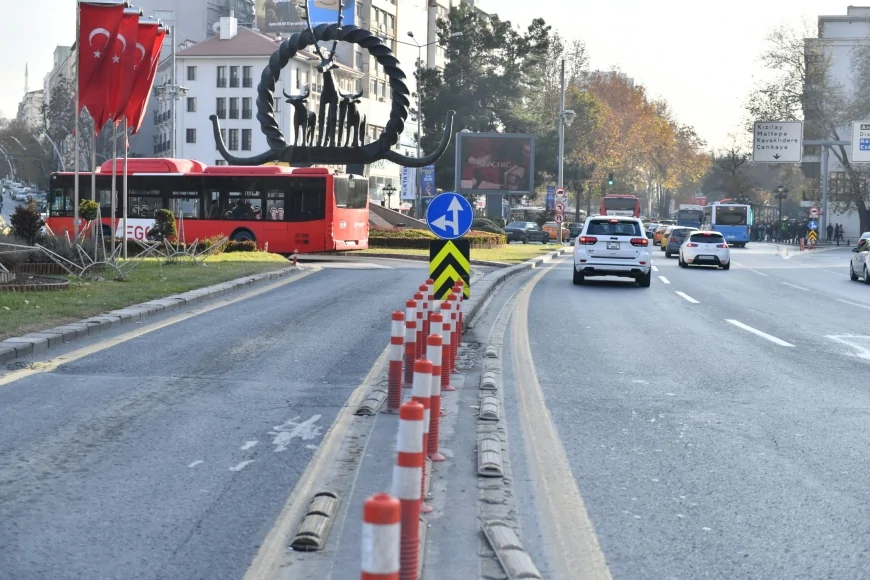 ANKARA BÜYÜKŞEHİR BELEDİYESİ 35 NOKTADA DELİNATÖR UYGULAMASIYLA BAŞKENT TRAFİĞİNDE KAYNAK İHLALLERİNİ AZALTACAK DÜZENLEMEYİ TAMAMLADI