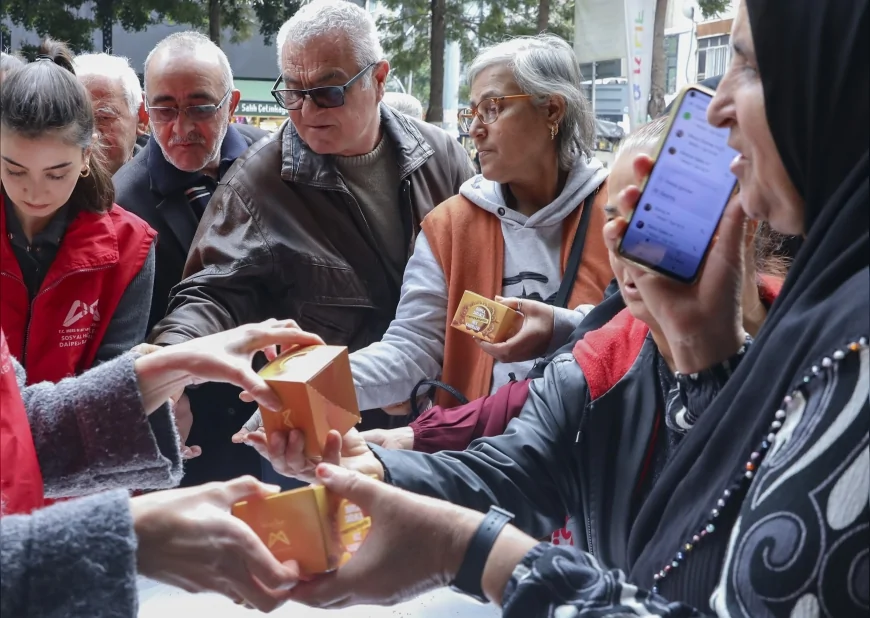Mersin Büyükşehir Belediyesi Regaip Kandili’nde 13 İlçede 15 Bin Kandil Simidi Dağıttı