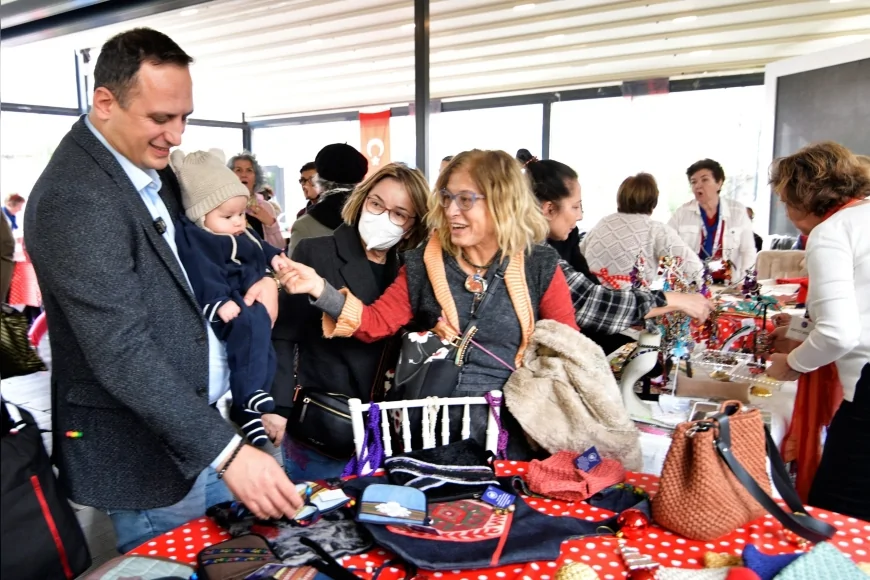 Bornova Belediye Başkanı Ömer Eşki ÇYDD Yılbaşı Kermesi’nde: “Çocuklarımızın Geleceğine Işık Tutan Her Çalışmanın Yanındayız”