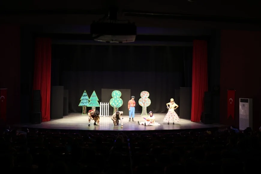 Aydın Büyükşehir Belediye Başkanı Özlem Çerçioğlu: “Müzisyenler Çetesi” ile çocuklar tiyatro sahnesinde buluştu