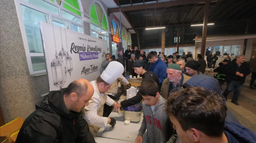 İnegöl Belediyesi Regaip Kandilinde Hamidiye Mahallesi Suyolu Camisinde Bin Kişilik Helva İkramı Gerçekleştirdi