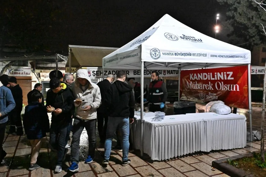 Manisa Büyükşehir Belediyesi Regaip Kandili’nde Kent Genelinde 5 Bin Kişiye İkramda Bulundu