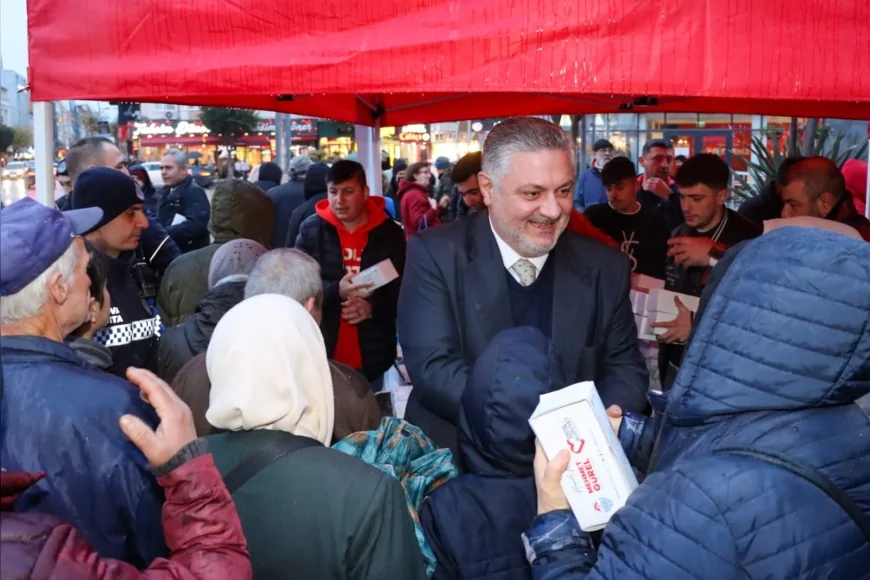 Yalova Belediye Başkanı Mehmet Gürel Regaib Kandili’nde Vatandaşlarla Bir Araya Gelerek Kandil İkramında Bulundu