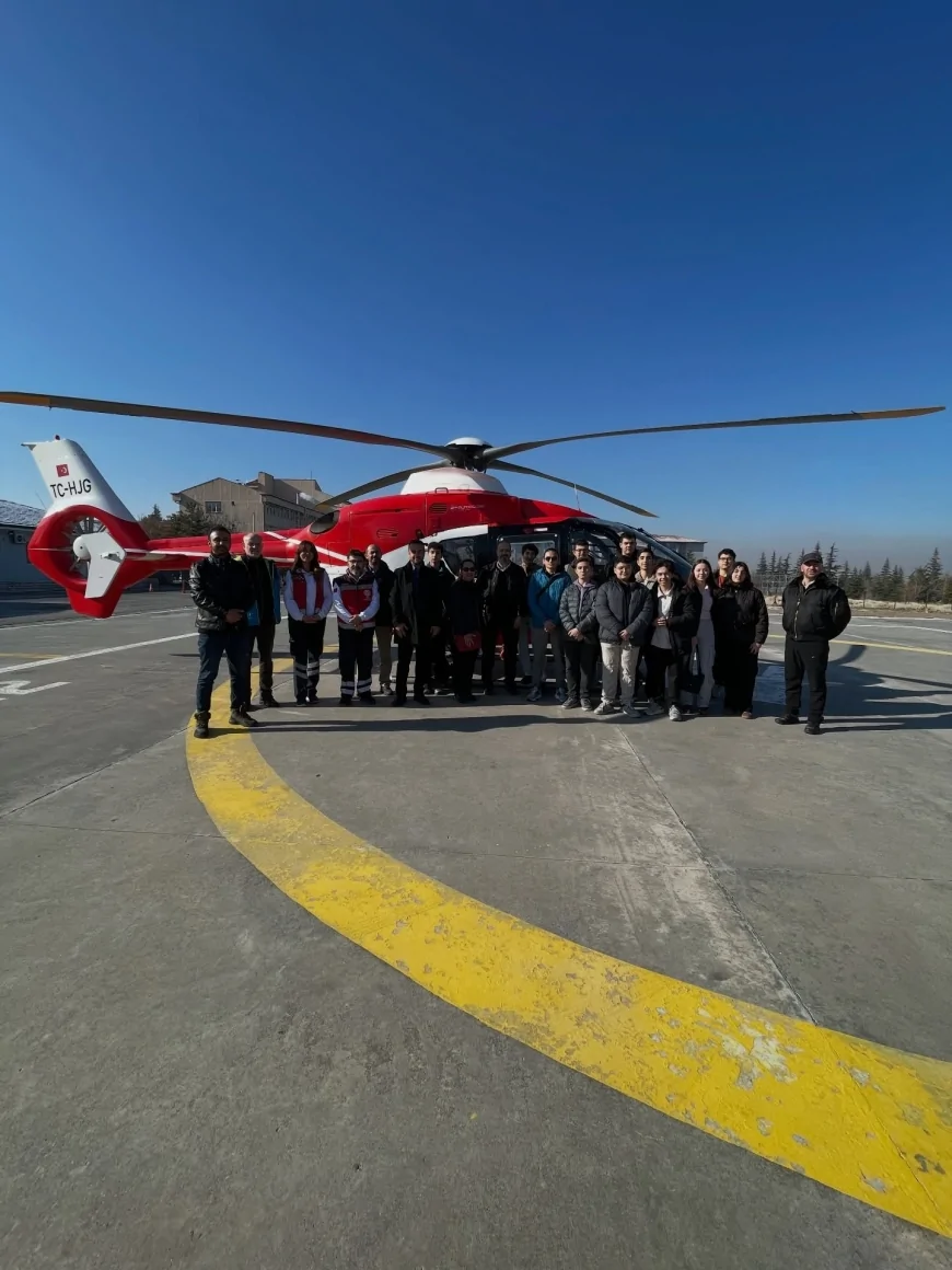 Kayseri Büyükşehir’in Bilişim Akademisi Öğrencileri Hava Ambulans Merkezindeki Helikopter İnceleme Programında Havacılık Teknolojilerini Uygulamalı Olarak Tanıdı