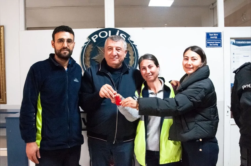 Güzelbahçe Belediyesi Temizlik Personeli Yeter Gürbüz’ün Bulduğu Altınlar Sahibine Ulaştı