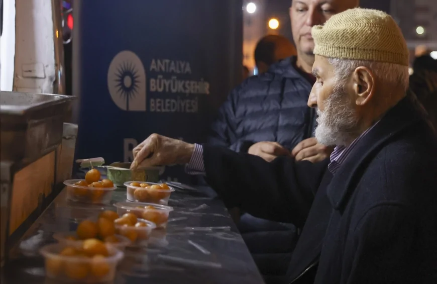 Antalya Büyükşehir Belediyesi Regaip Kandili’nde 19 İlçede Lokma ve Kandil Simidi İkramı Gerçekleştirdi
