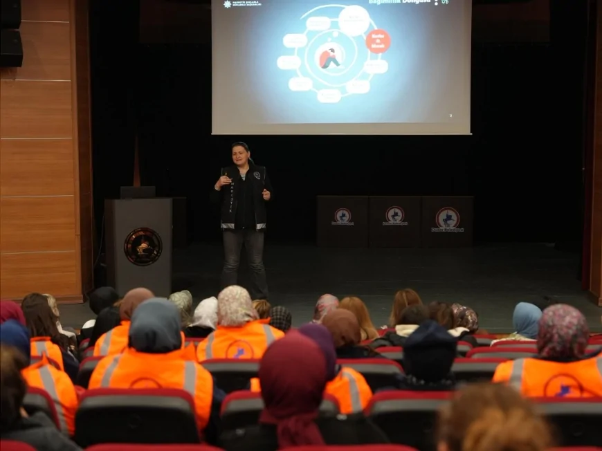 Bağımlılıkla Mücadelede Annelerin Rolü Vurgulandı: Büyükşehir Personeline “En İyi Narkotik Polisi Anne” Eğitimi