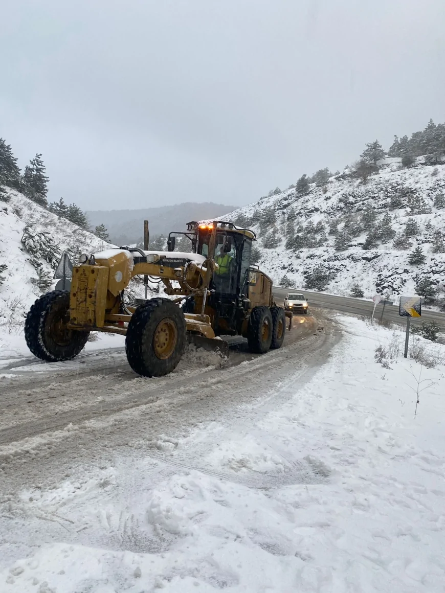 Bursa’da Kar Yağışı Etkisini Gösterdi Büyükşehir Belediyesi 10 İlçe ve 51 Mahallede Sahaya İndi