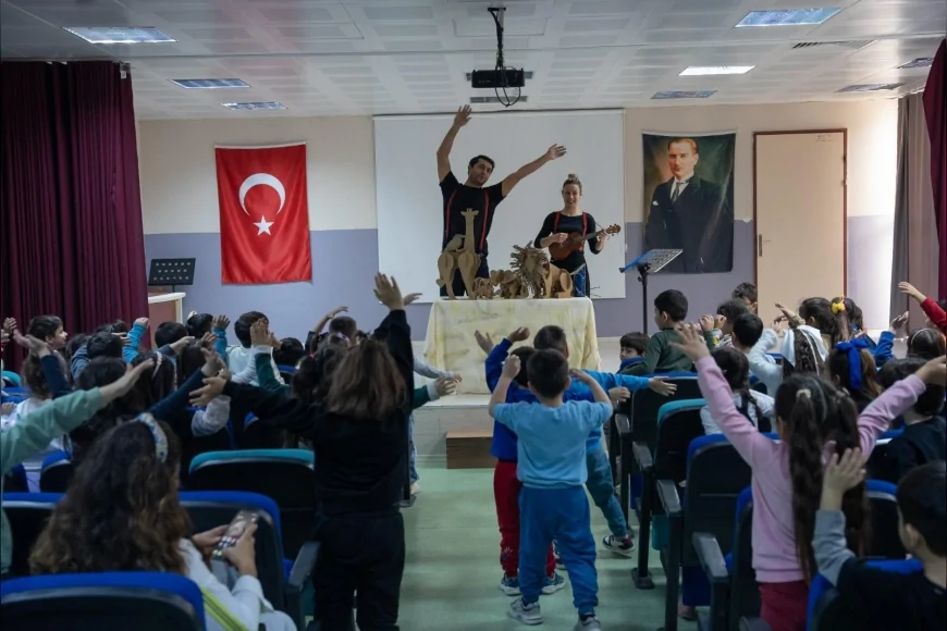 “Kendini Arayan Zürafa” Oyunu Buca’da Sahnelendi Minikler Şarkılara Hep Birlikte Eşlik Etti