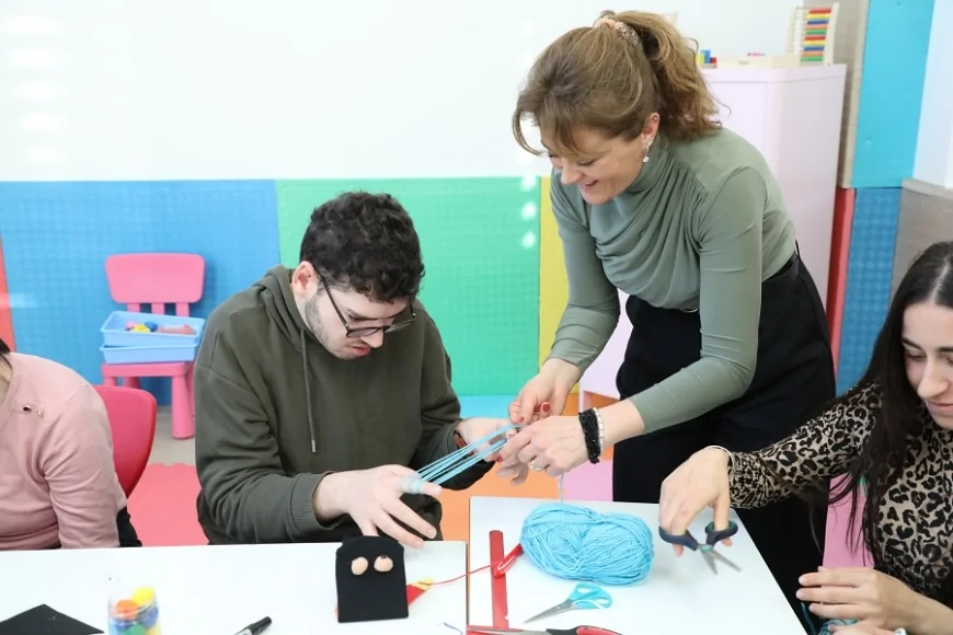 Menderes’te Ferdi Zeyrek Engelsiz Çocuk Evi Düzenli Etkinliklerle Engelli Bireylere Destek Sağlıyor