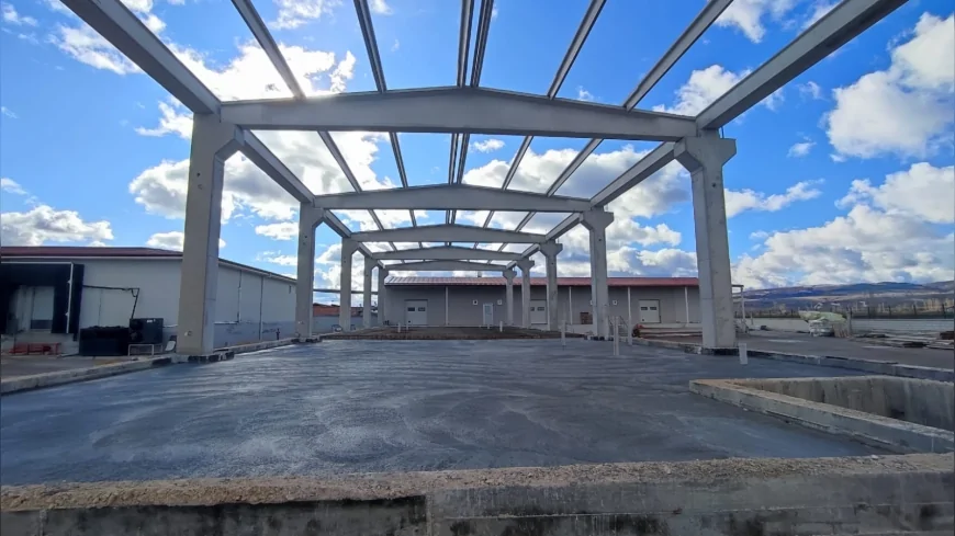 Çorum Belediyesi Yaş Mama Üretim Tesisi İçin Çalışmaları Sürdürüyor: Halk Et Kombinası’nda Kurulum Devam Ediyor